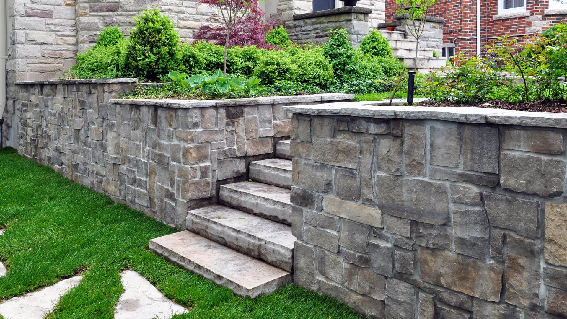 Steinmauer mit Steintreppe im Garten
