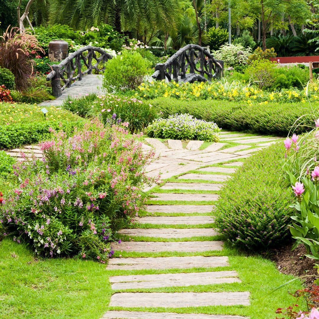 Weg aus Steinplatten in einem Garten